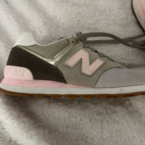 New Balance size 10 Woman’s sneakers - Picture 2 of 4
